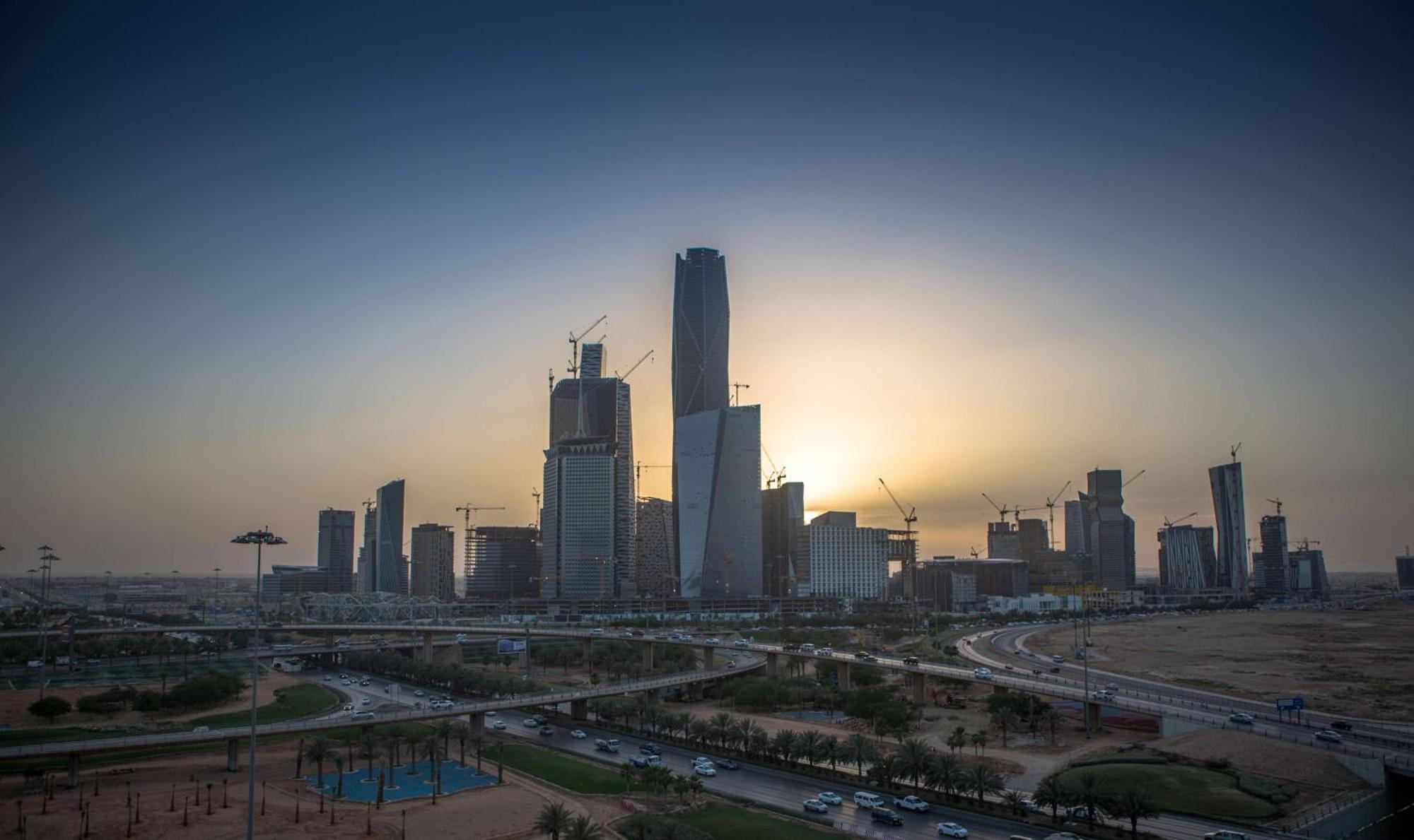 Radisson Blu Hotel Riyadh Qurtuba Exterior photo Riyadh skyline